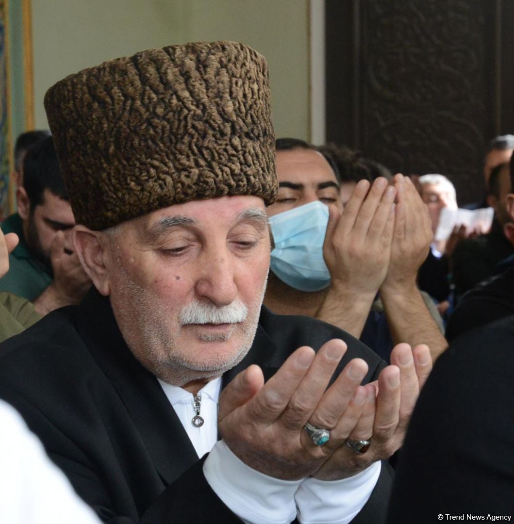 Azərbaycanda məscidlərdə bayram namazı qılınıb (FOTO)