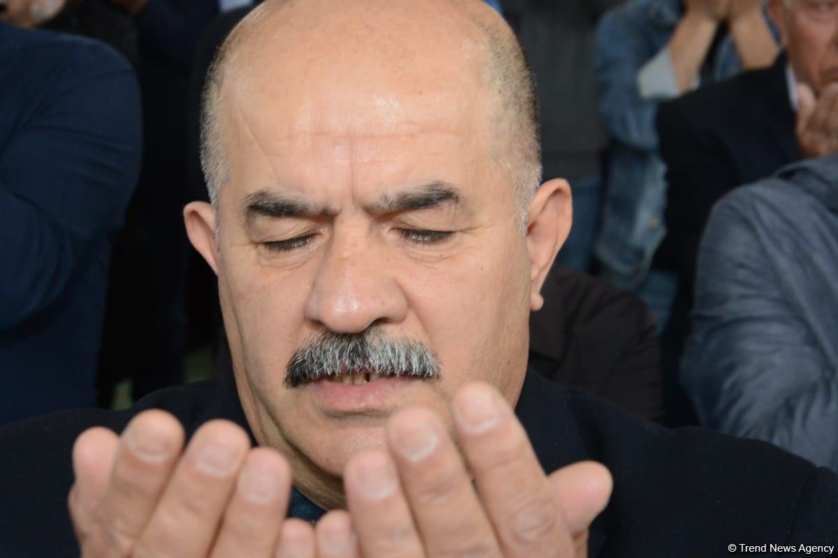 Azərbaycanda məscidlərdə bayram namazı qılınıb (FOTO)