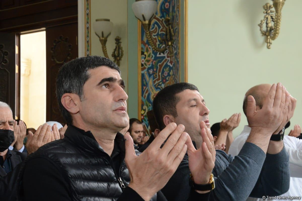 Azərbaycanda məscidlərdə bayram namazı qılınıb (FOTO)