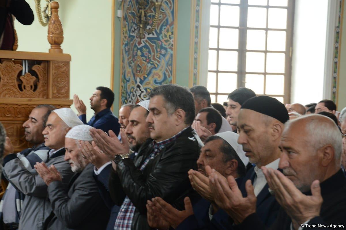 Azərbaycanda məscidlərdə bayram namazı qılınıb (FOTO)