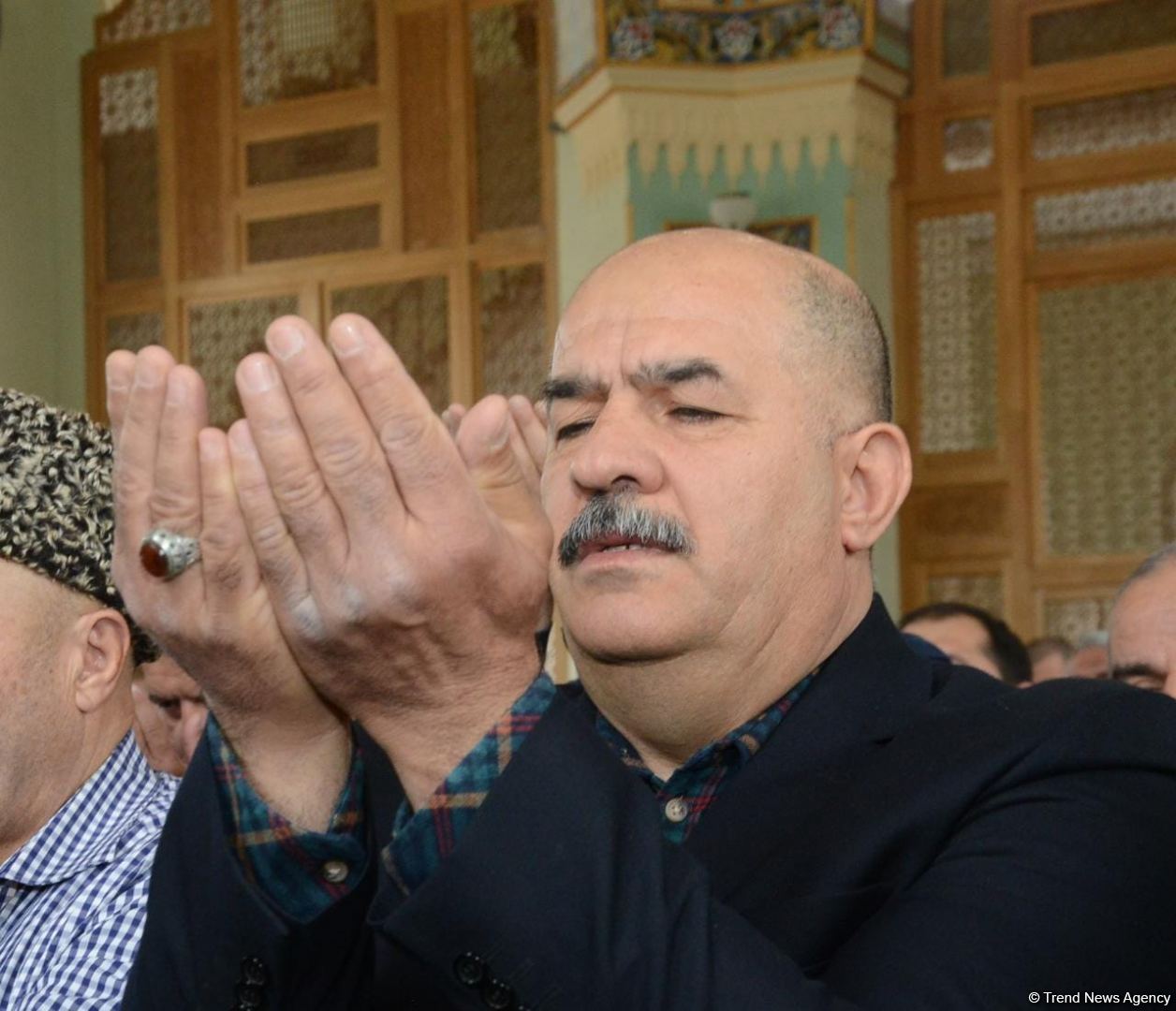 Azərbaycanda məscidlərdə bayram namazı qılınıb (FOTO)