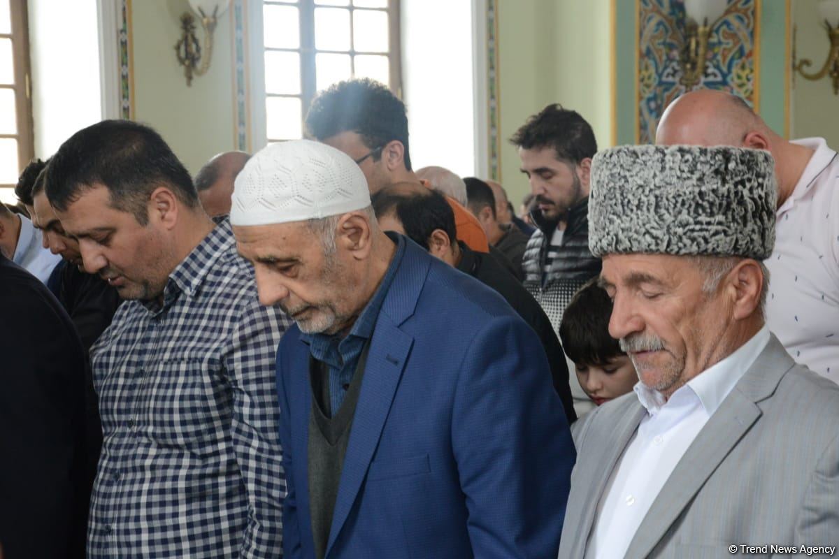 Azərbaycanda məscidlərdə bayram namazı qılınıb (FOTO)