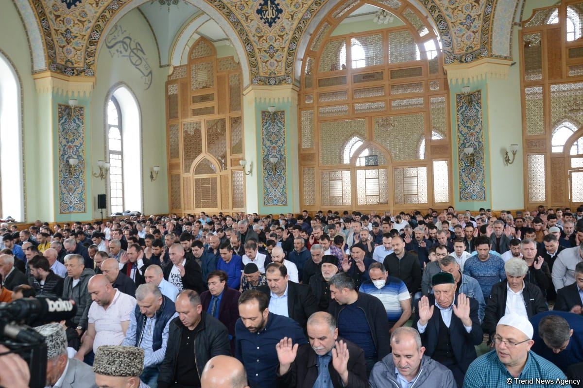 Azərbaycanda məscidlərdə bayram namazı qılınıb (FOTO)