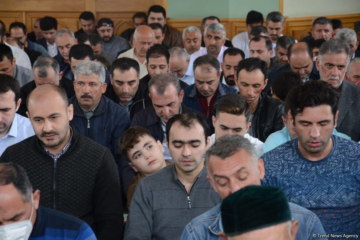 Azərbaycanda məscidlərdə bayram namazı qılınıb (FOTO)