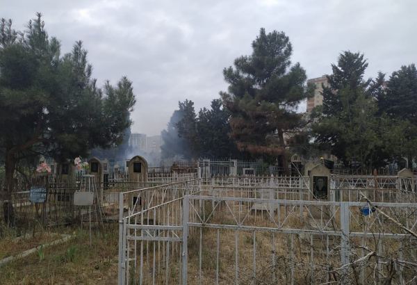Bakıda qəbiristanlıqda yanğın olub (FOTO)