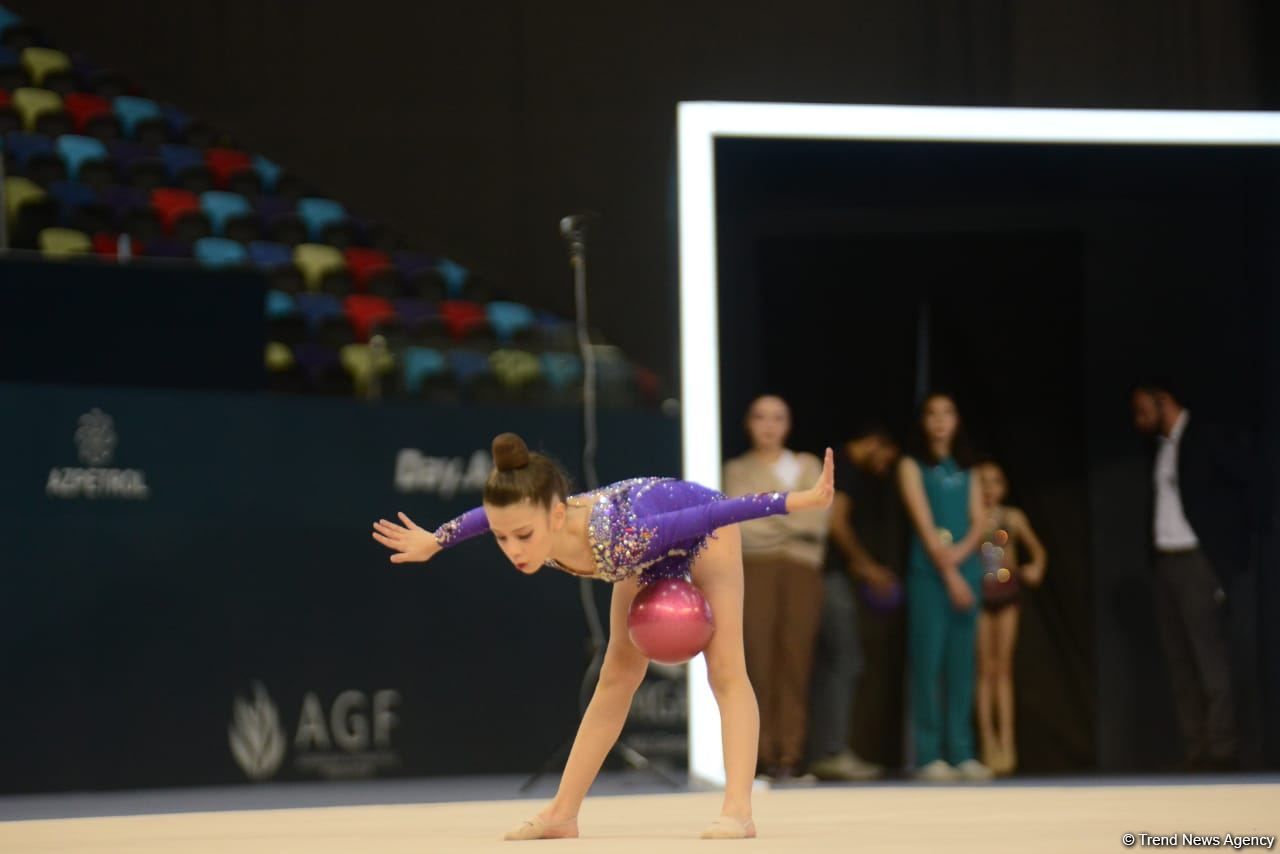 Bədii gimnastika üzrə 27-ci Bakı birinciliyinin ikinci günü start götürüb (FOTO)