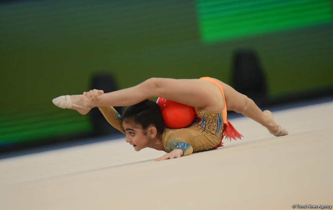 Bədii gimnastika üzrə 27-ci Bakı birinciliyinin ikinci günü start götürüb (FOTO)