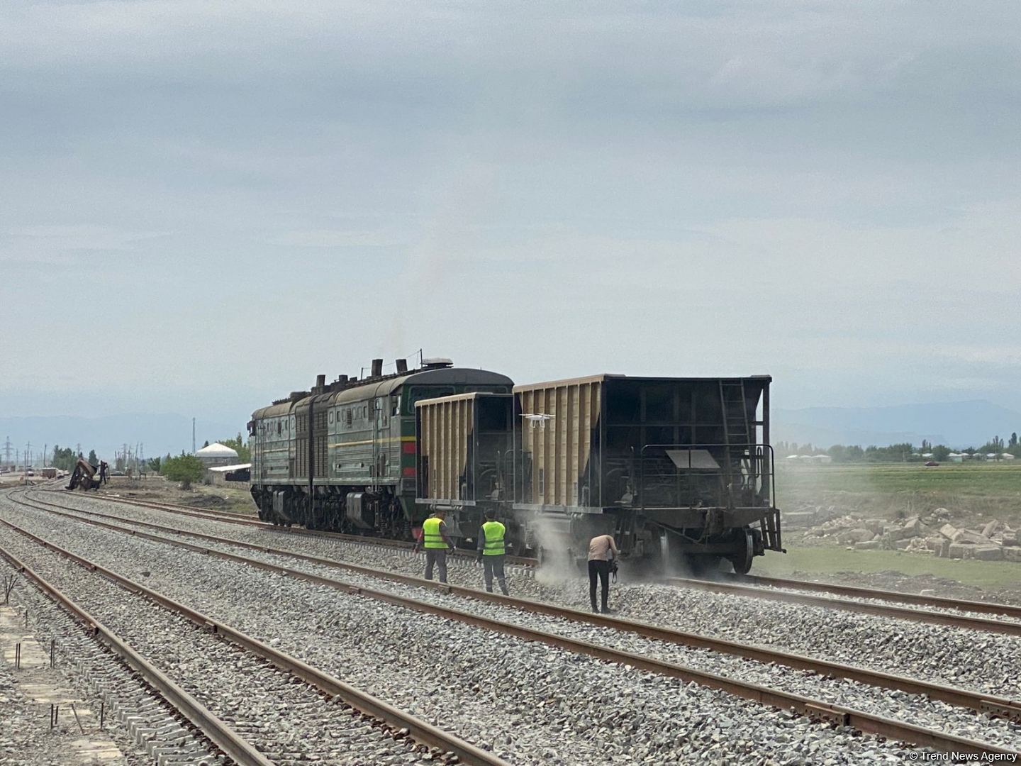 Bərdə-Ağdam dəmir yolunda tikinti işlərinin yarıya qədəri yerinə yetirilib (FOTO)