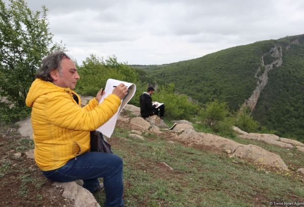 Şuşada Beynəlxalq Kulinariya Festivalı çərçivəsində Cıdır düzündə rəssam və heykəltəraşların iştirakı ilə plener keçirilib (FOTO)