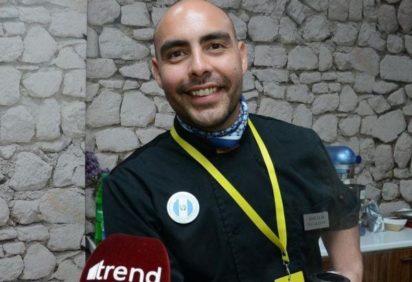 Şuşada keçirilən Beynəlxalq Kulinariya Festivalı dünya xalqlarının mətbəxlərinin bolluğu və Azərbaycan yeməklərinin unikallığı ilə heyran edir - qvatemalalı ekspert (FOTO)
