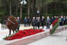AHİK rəhbərliyi Fəxri xiyabanda ulu öndər Heydər Əliyevin məzarını ziyarət edib (FOTO)