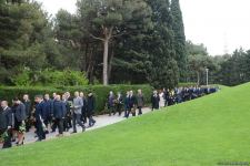 Ölkə ictimaiyyəti Ulu Öndər Heydər Əliyevin məzarını ziyarət edir (FOTO)