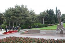 Ölkə ictimaiyyəti Ulu Öndər Heydər Əliyevin məzarını ziyarət edir (FOTO)