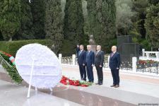 Ölkə ictimaiyyəti Ulu Öndər Heydər Əliyevin məzarını ziyarət edir (FOTO)