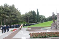 Ölkə ictimaiyyəti Ulu Öndər Heydər Əliyevin məzarını ziyarət edir (FOTO)