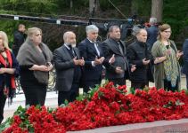 Ölkə ictimaiyyəti Ulu Öndər Heydər Əliyevin məzarını ziyarət edir (FOTO)