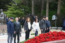 Ölkə ictimaiyyəti Ulu Öndər Heydər Əliyevin məzarını ziyarət edir (FOTO)