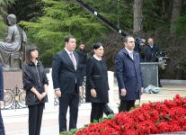 Ölkə ictimaiyyəti Ulu Öndər Heydər Əliyevin məzarını ziyarət edir (FOTO)