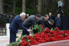 Ölkə ictimaiyyəti Ulu Öndər Heydər Əliyevin məzarını ziyarət edir (FOTO)