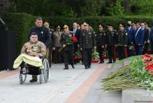 Ölkə ictimaiyyəti Ulu Öndər Heydər Əliyevin məzarını ziyarət edir (FOTO)