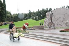 Ölkə ictimaiyyəti Ulu Öndər Heydər Əliyevin məzarını ziyarət edir (FOTO)