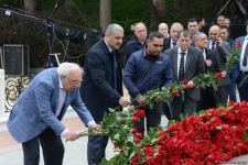Ölkə ictimaiyyəti Ulu Öndər Heydər Əliyevin məzarını ziyarət edir (FOTO)