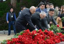 Ölkə ictimaiyyəti Ulu Öndər Heydər Əliyevin məzarını ziyarət edir (FOTO)