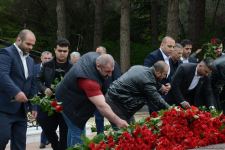 Ölkə ictimaiyyəti Ulu Öndər Heydər Əliyevin məzarını ziyarət edir (FOTO)