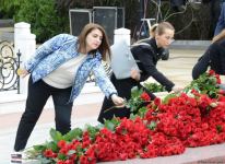 Ölkə ictimaiyyəti Ulu Öndər Heydər Əliyevin məzarını ziyarət edir (FOTO)