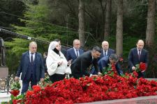 Ölkə ictimaiyyəti Ulu Öndər Heydər Əliyevin məzarını ziyarət edir (FOTO)