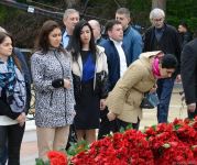 Ölkə ictimaiyyəti Ulu Öndər Heydər Əliyevin məzarını ziyarət edir (FOTO)