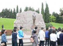 Ölkə ictimaiyyəti Ulu Öndər Heydər Əliyevin məzarını ziyarət edir (FOTO)