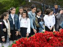Ölkə ictimaiyyəti Ulu Öndər Heydər Əliyevin məzarını ziyarət edir (FOTO)