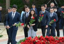 Ölkə ictimaiyyəti Ulu Öndər Heydər Əliyevin məzarını ziyarət edir (FOTO)