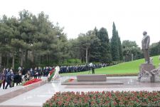 Ölkə ictimaiyyəti Ulu Öndər Heydər Əliyevin məzarını ziyarət edir (FOTO)