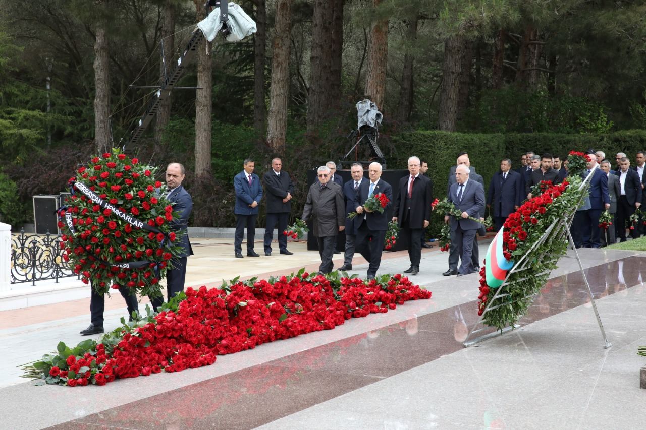 AHİK rəhbərliyi Fəxri xiyabanda ulu öndər Heydər Əliyevin məzarını ziyarət edib (FOTO)