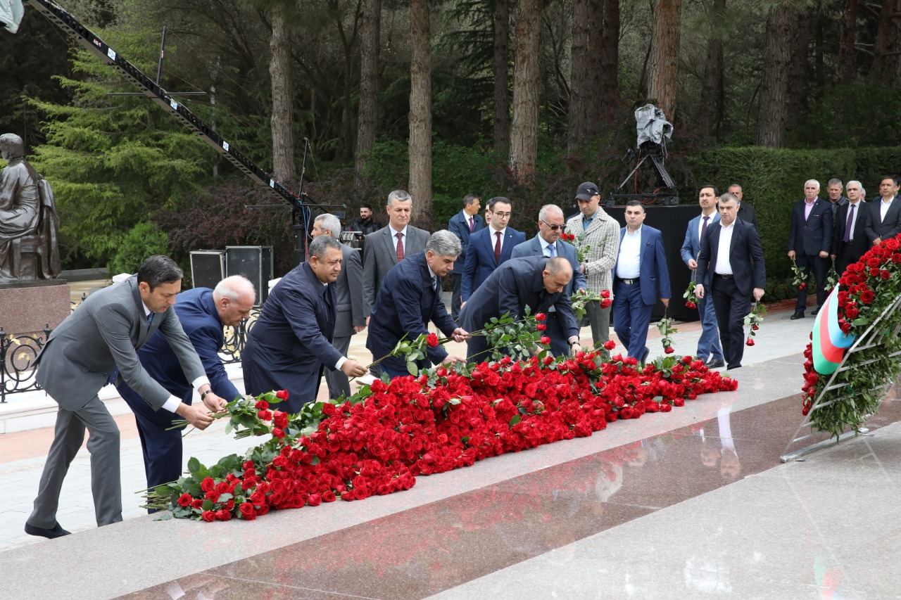 AHİK rəhbərliyi Fəxri xiyabanda ulu öndər Heydər Əliyevin məzarını ziyarət edib (FOTO)