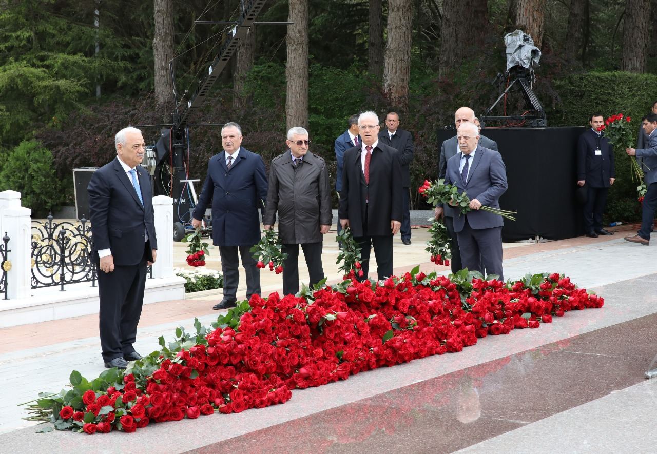 AHİK rəhbərliyi Fəxri xiyabanda ulu öndər Heydər Əliyevin məzarını ziyarət edib (FOTO)