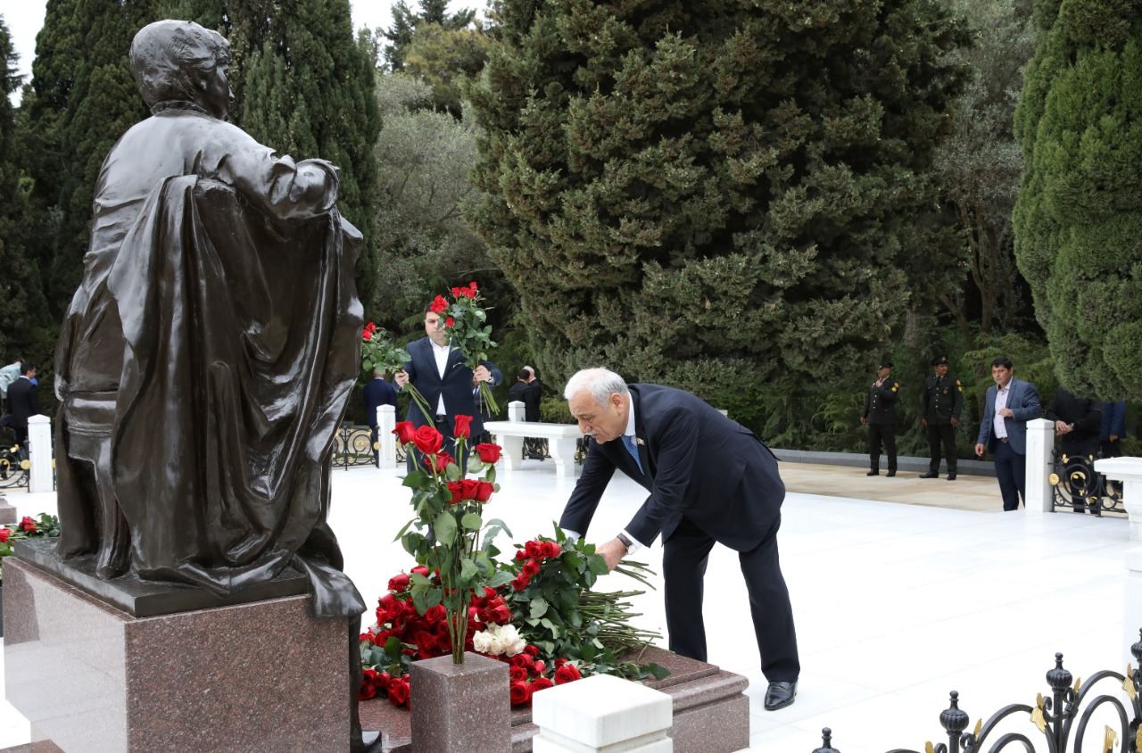 AHİK rəhbərliyi Fəxri xiyabanda ulu öndər Heydər Əliyevin məzarını ziyarət edib (FOTO)