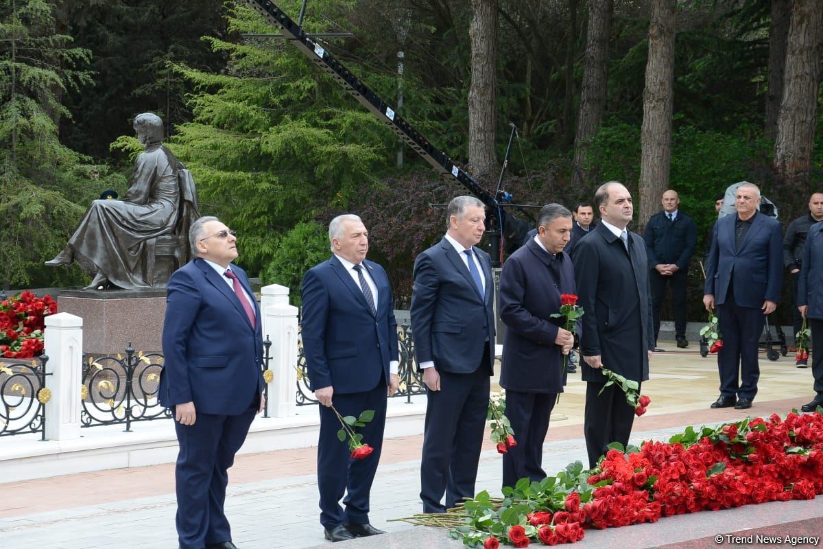 Ölkə ictimaiyyəti Ulu Öndər Heydər Əliyevin məzarını ziyarət edir (FOTO)