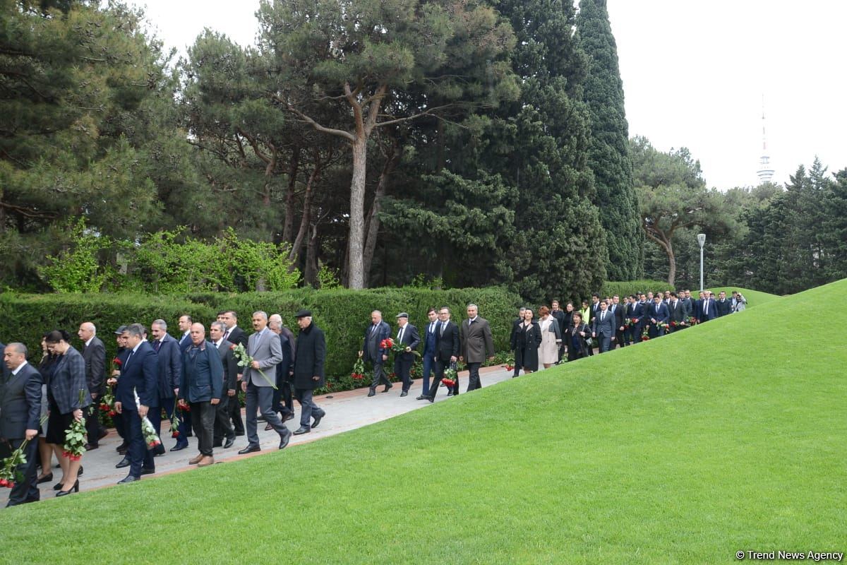 Ölkə ictimaiyyəti Ulu Öndər Heydər Əliyevin məzarını ziyarət edir (FOTO)