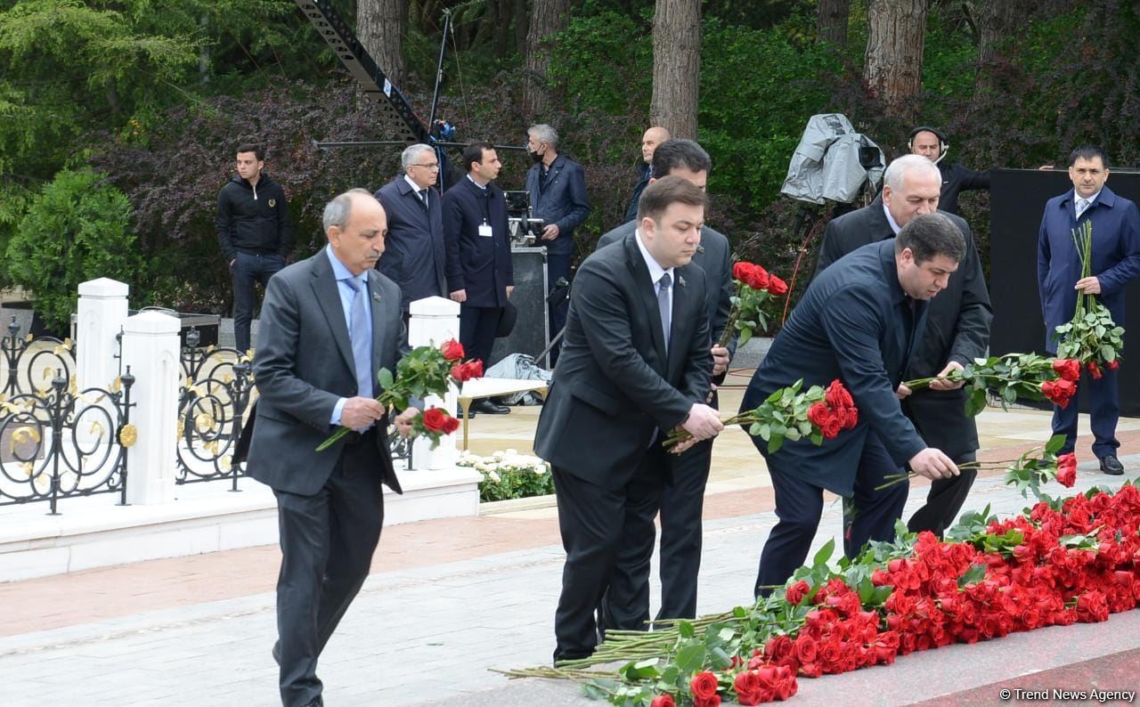 Ölkə ictimaiyyəti Ulu Öndər Heydər Əliyevin məzarını ziyarət edir (FOTO)