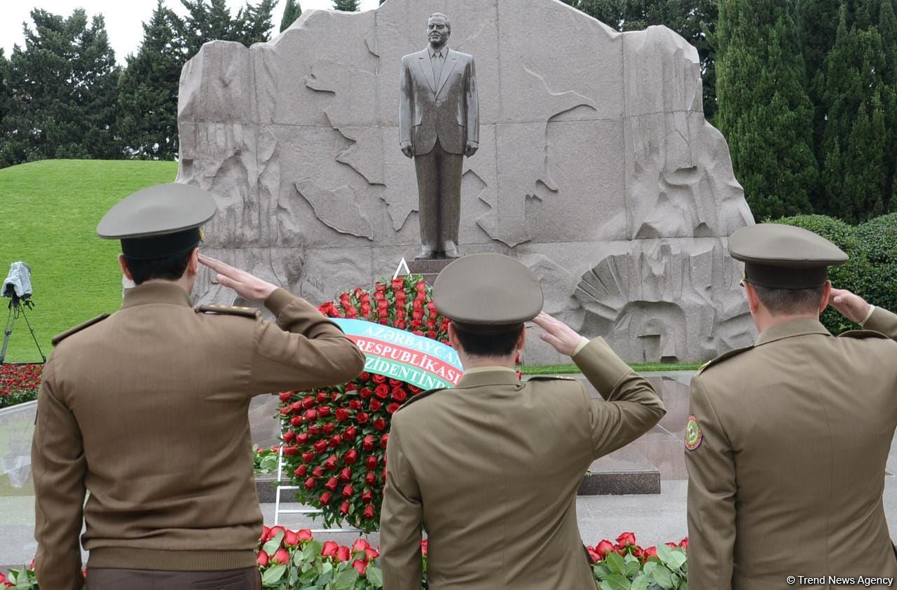 Ölkə ictimaiyyəti Ulu Öndər Heydər Əliyevin məzarını ziyarət edir (FOTO)
