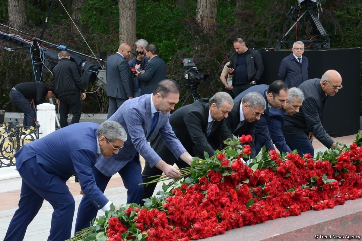 Ölkə ictimaiyyəti Ulu Öndər Heydər Əliyevin məzarını ziyarət edir (FOTO)
