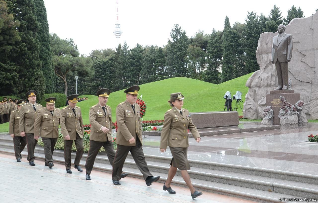 Ölkə ictimaiyyəti Ulu Öndər Heydər Əliyevin məzarını ziyarət edir (FOTO)