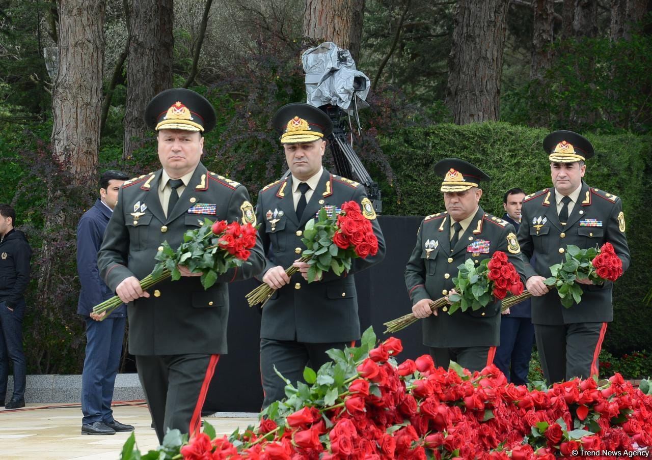 Ölkə ictimaiyyəti Ulu Öndər Heydər Əliyevin məzarını ziyarət edir (FOTO)