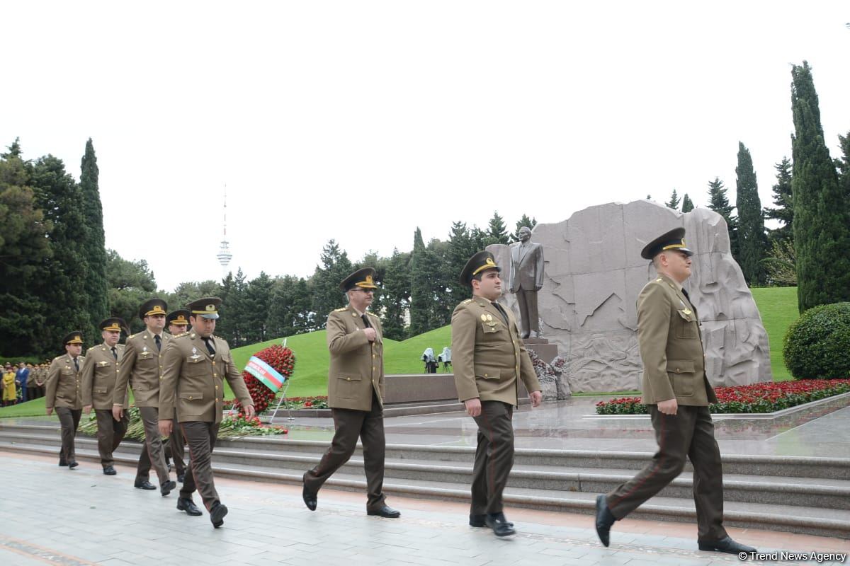 Ölkə ictimaiyyəti Ulu Öndər Heydər Əliyevin məzarını ziyarət edir (FOTO)