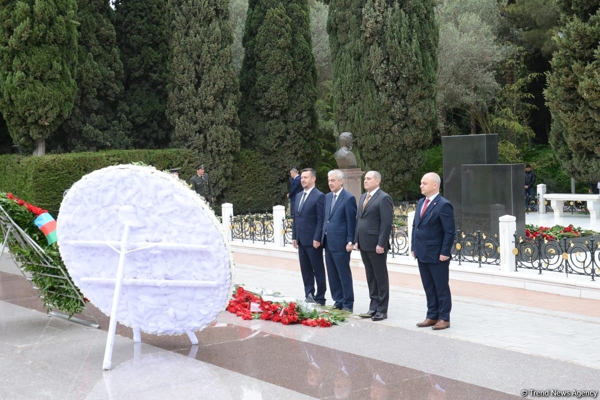Ölkə ictimaiyyəti Ulu Öndər Heydər Əliyevin məzarını ziyarət edir (FOTO)