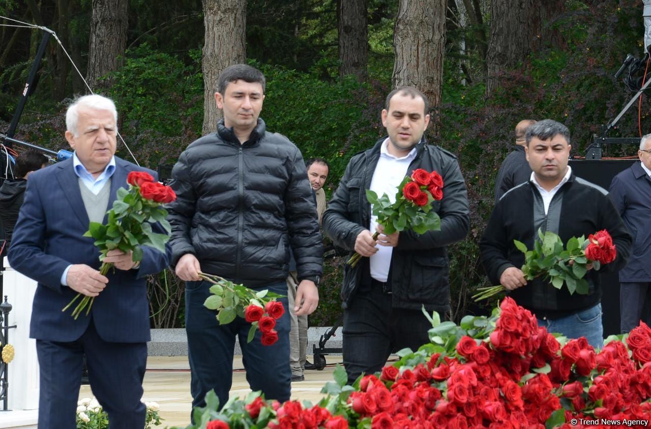 Ölkə ictimaiyyəti Ulu Öndər Heydər Əliyevin məzarını ziyarət edir (FOTO)