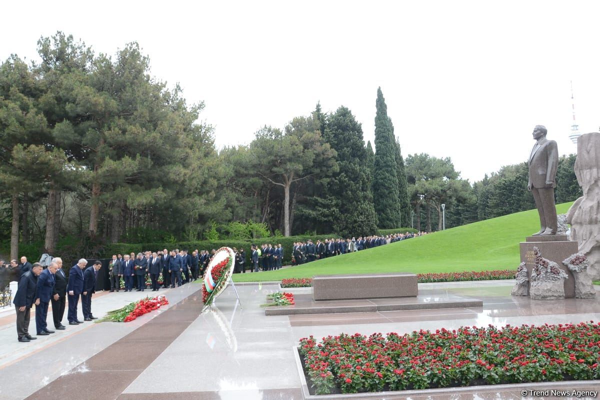 Ölkə ictimaiyyəti Ulu Öndər Heydər Əliyevin məzarını ziyarət edir (FOTO)